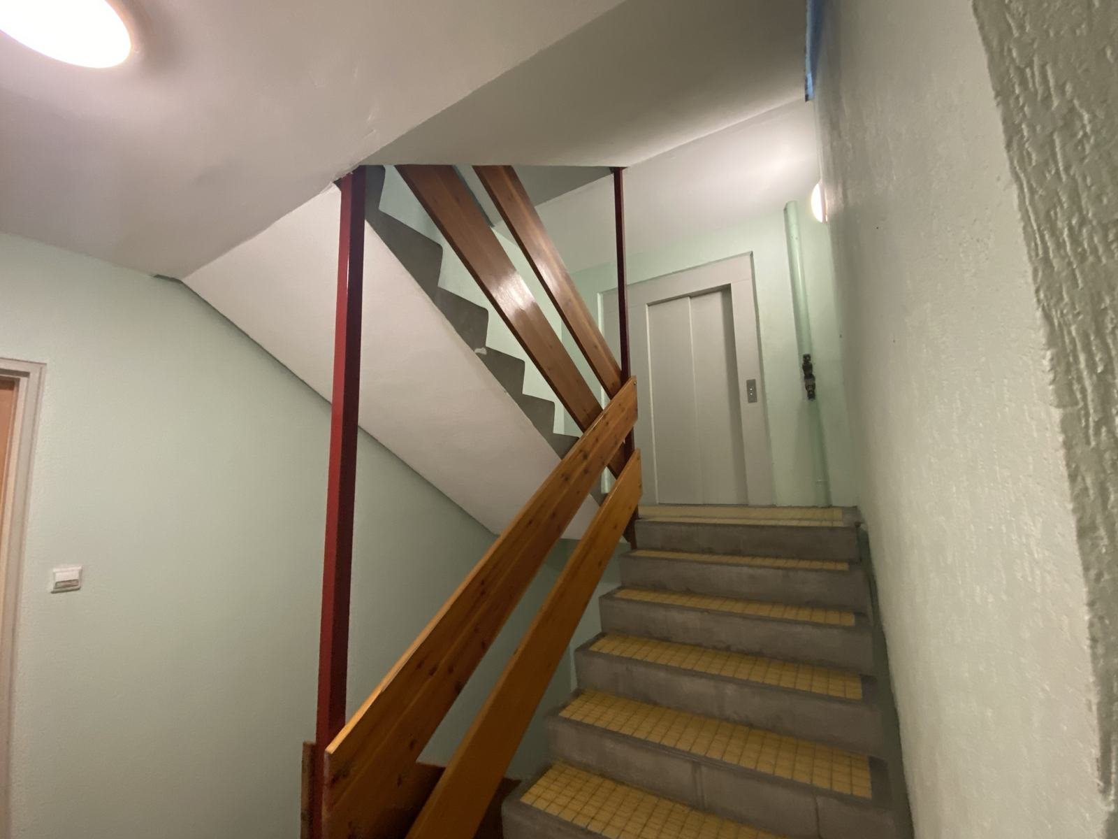 Cage d'escalier d'un immeuble, photographiée pendant l'enquête de terrain