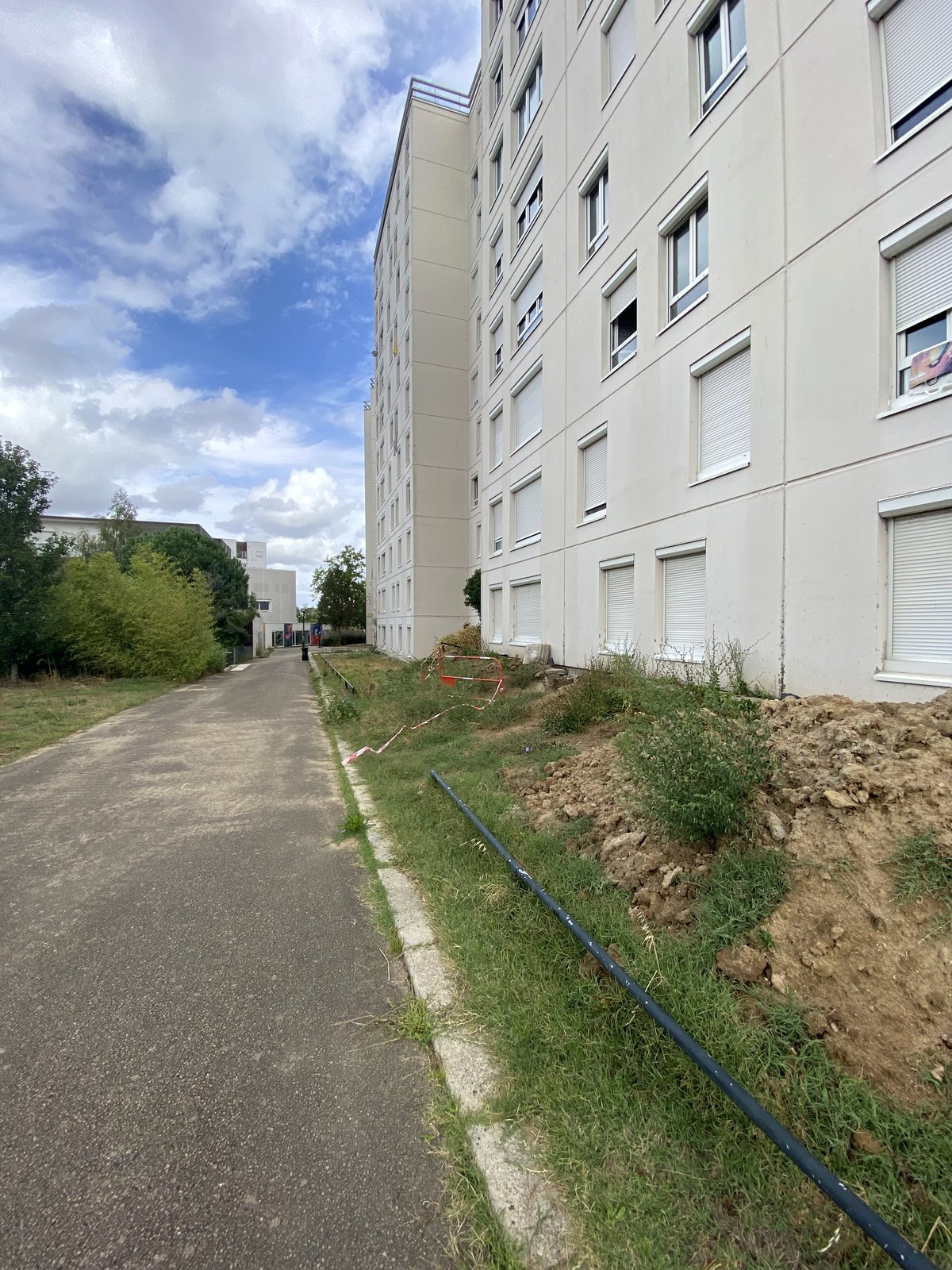 Tranchée de chantier laissée ouverte
